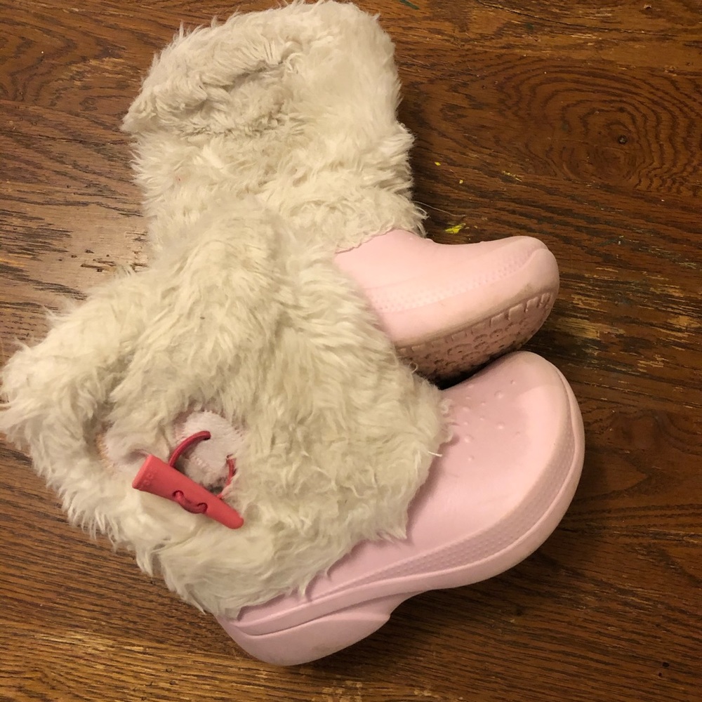 Crocs fuzzy boots kids 10/11